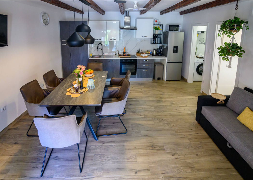 Dining table and open kitchen — Kameni Dvori